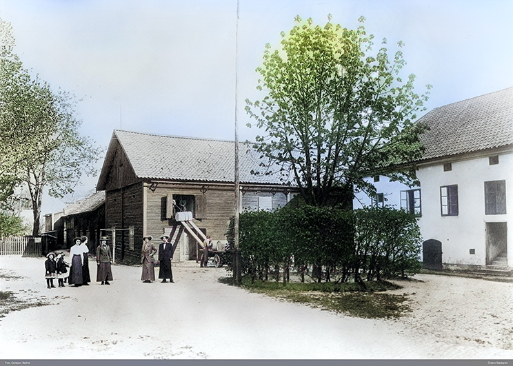Familj vid Söderlindhska gården, 1913