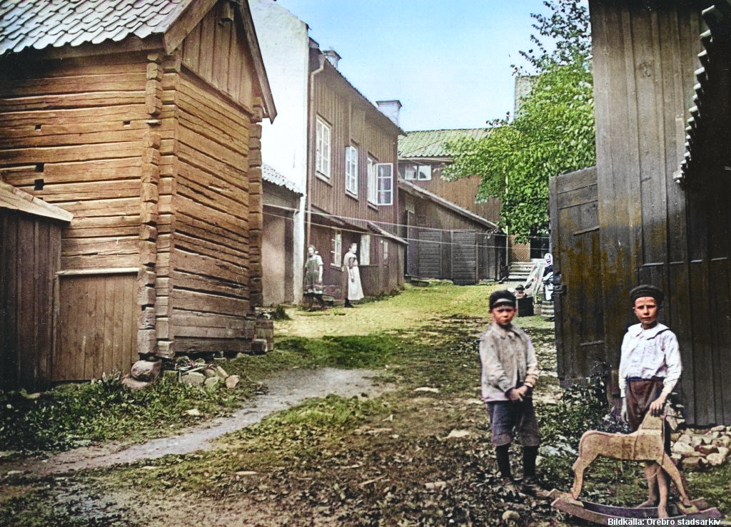 Handskmakaregården uppfördes på 1700-talet och stod ursprungligen på Drottninggatan 41. PK1-375