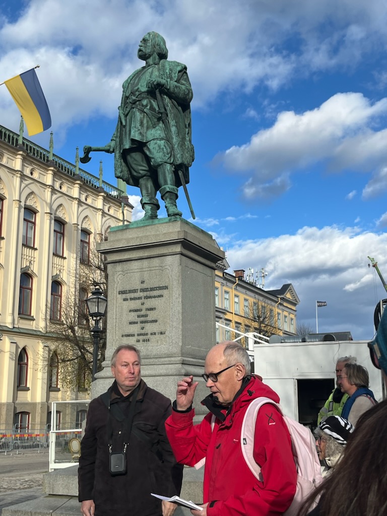 SGÖ:s ordförande Göran Lindhé hälsade alla välkomna och Arkeologi och historias ordförande Tor Eriksson tog över för att presentera dagens namnsdagsbarn; Engelbrekt Engelbrektsson.