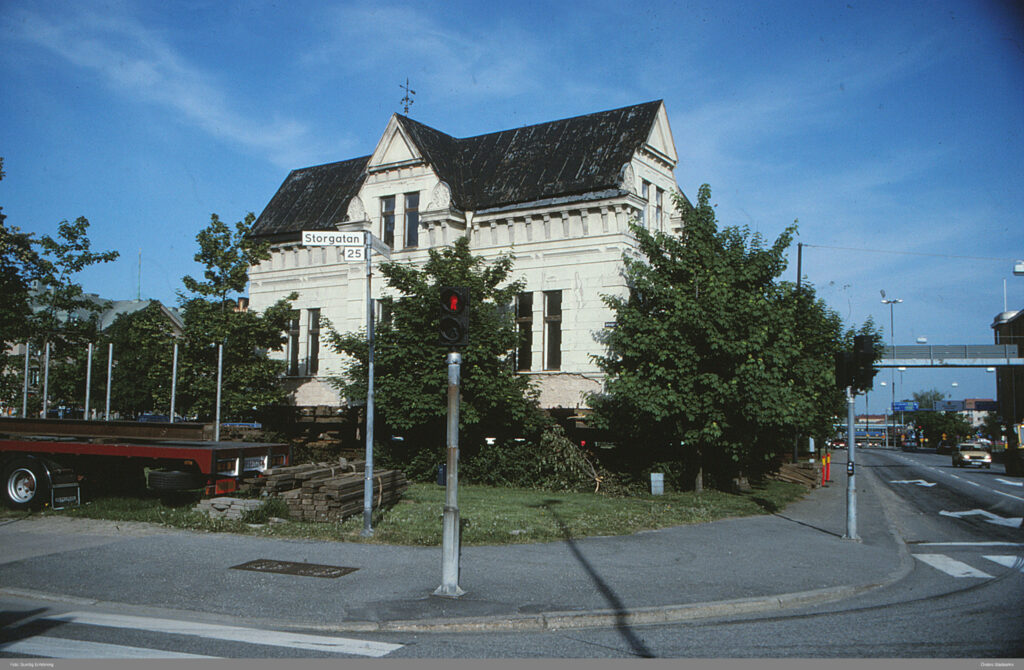 Flytt av hus vid Storgatan, 1992, foto Gunlög Enhörning