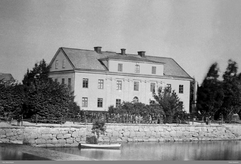 Skolgossar framför Karolinska skolan, före 1899, okänd fotograf