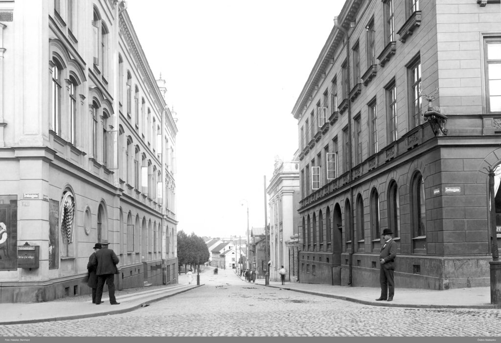 Engelbrektsgatan mot öster från Drottniggatan 3, 1903, foto Bernhard Hakelier