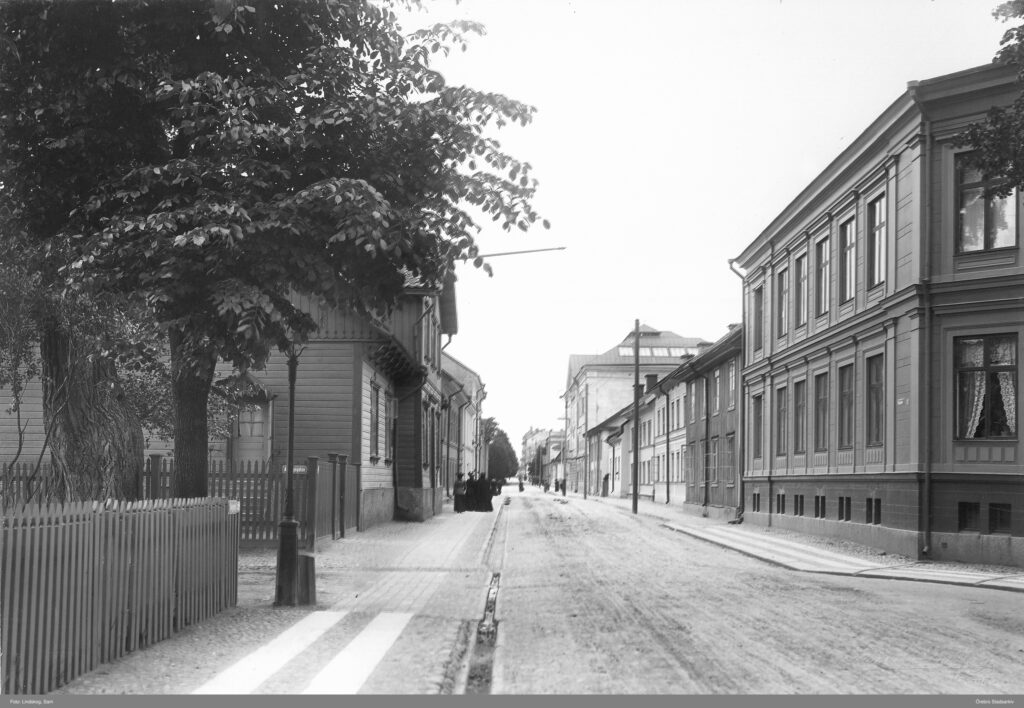 Högströmska gården – Olaigatan 30 mot väster från Alnängsgatan, 1907, foto Sam Lindskog