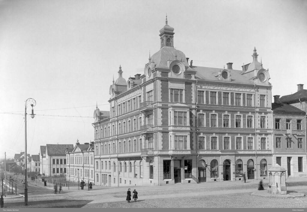Rudbecksgatan, nordvästra hörnet mot Drottninggatan, 1903, foto Bernhard Haklier