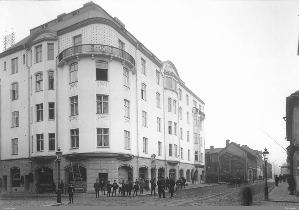 Storgatan sydöstra hörnet mot Fredsgatan, 1908, okänd fotograf