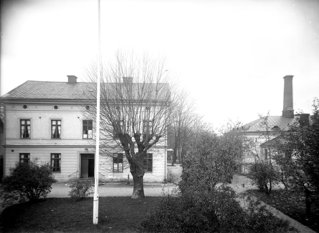 Örebro Försörjningsanstalt, tvåvånings sjukhusbyggnader, foto Sam Lindskog 1930