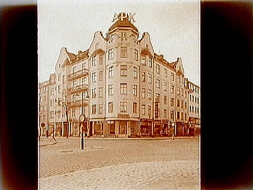 Stenhus i fem våningar, jugendpräglad fasad i gul slätputs. Örebro Sparbanks filial i gatuplanet. Foto Sam Lindskog 1950
