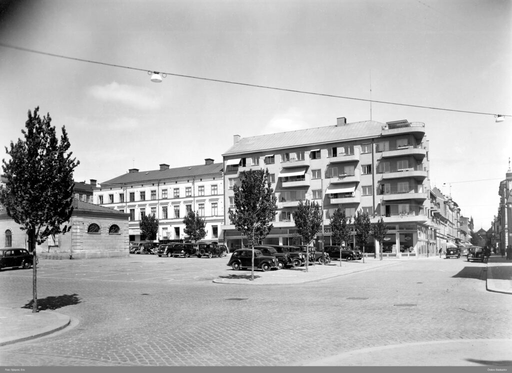 Parkering på Våghustorget, 1940-tal, foto Eric Sjöqvist