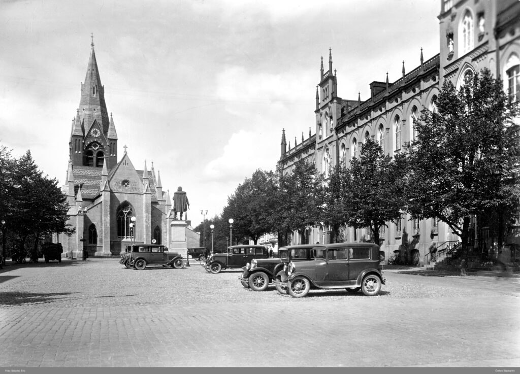 Bilar på Stortorget, 1920-tal, foto Eric Sjöqvist