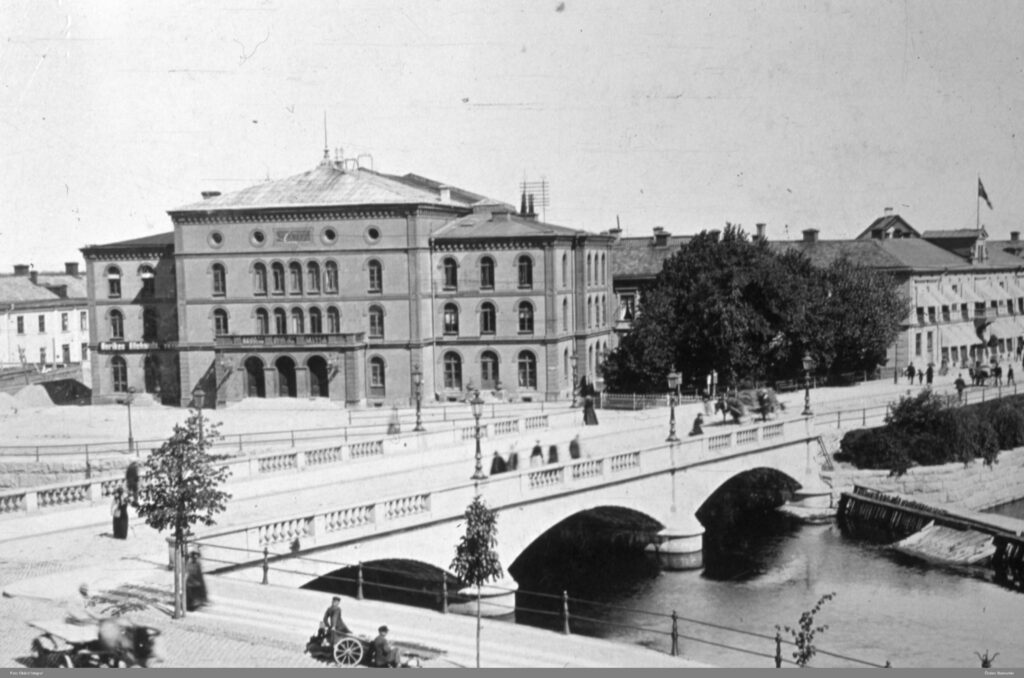 Örebro teater och Storbron efter 1887, okänd fotograf